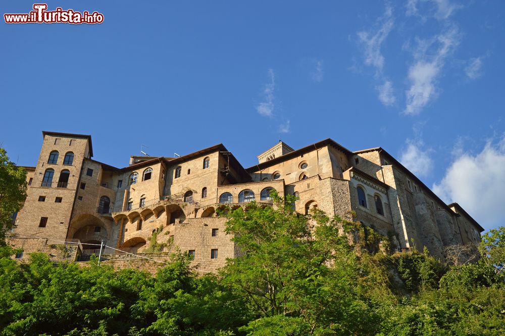 Immagine Architettura religiosa nella valle dei monasteri benedettini a Subiaco, provincia di Viterbo, Lazio.