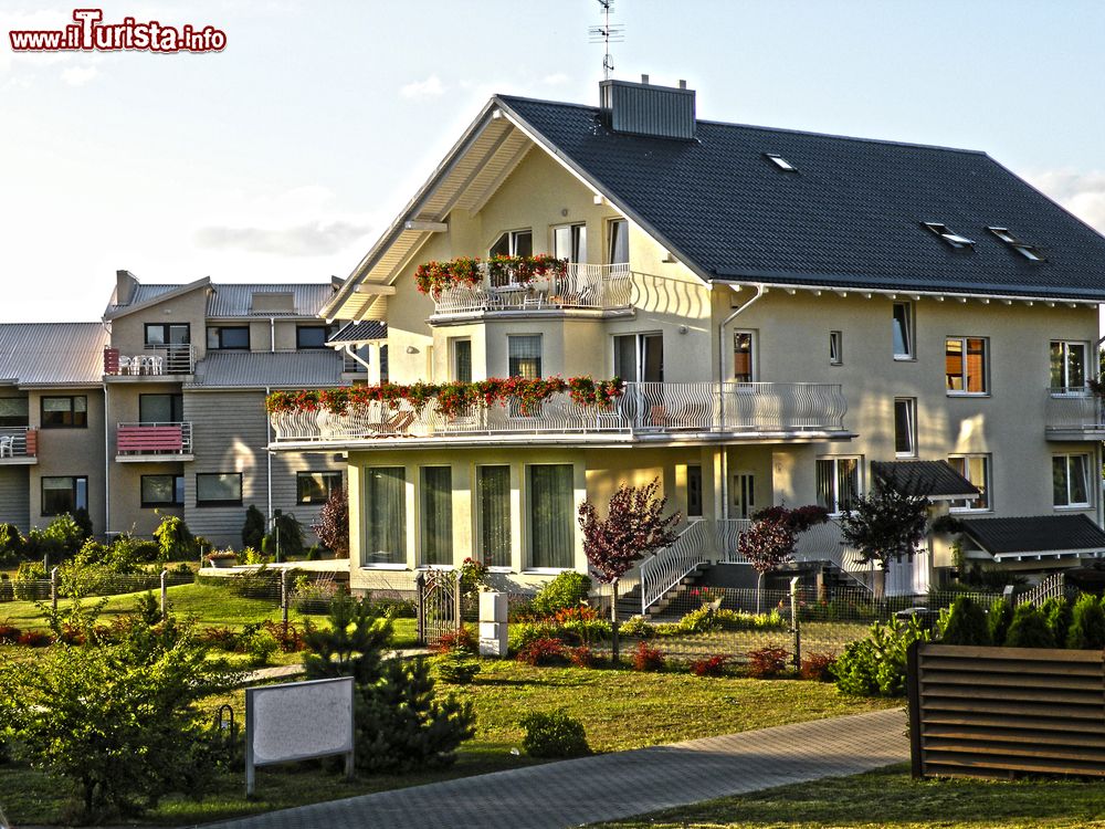 Immagine Architettura residenziale lungo una graziosa stradina di Palanga, Lituania.