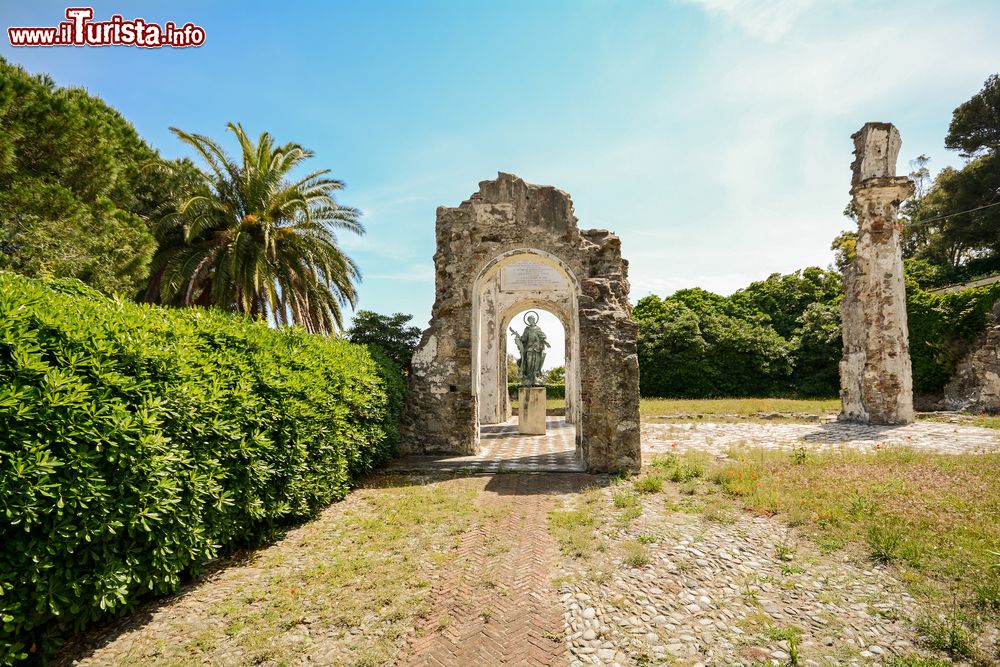 Immagine Antica architettura romana a Sestri Levante, Liguria. I ruderi dell'Oratorio di Santa Caterina.