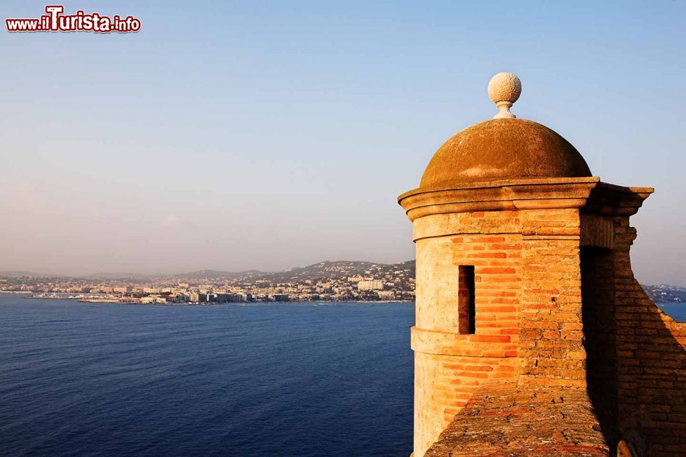 Immagine Architettura sull'isola Santa Margherita, Cannes, Francia. Veduta della costa francese da questa suggestiva isola, la dodicesima più visitata di tutta la Francia.