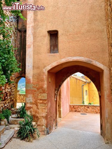 Immagine Architettura tipica nel borgo medievale di Roussillon, in Provenza. Nel villaggio, tra i vicoli, si trovano tanti scorci caratteristici -  ©  Oleg Znamenskiy / Shutterstock.com