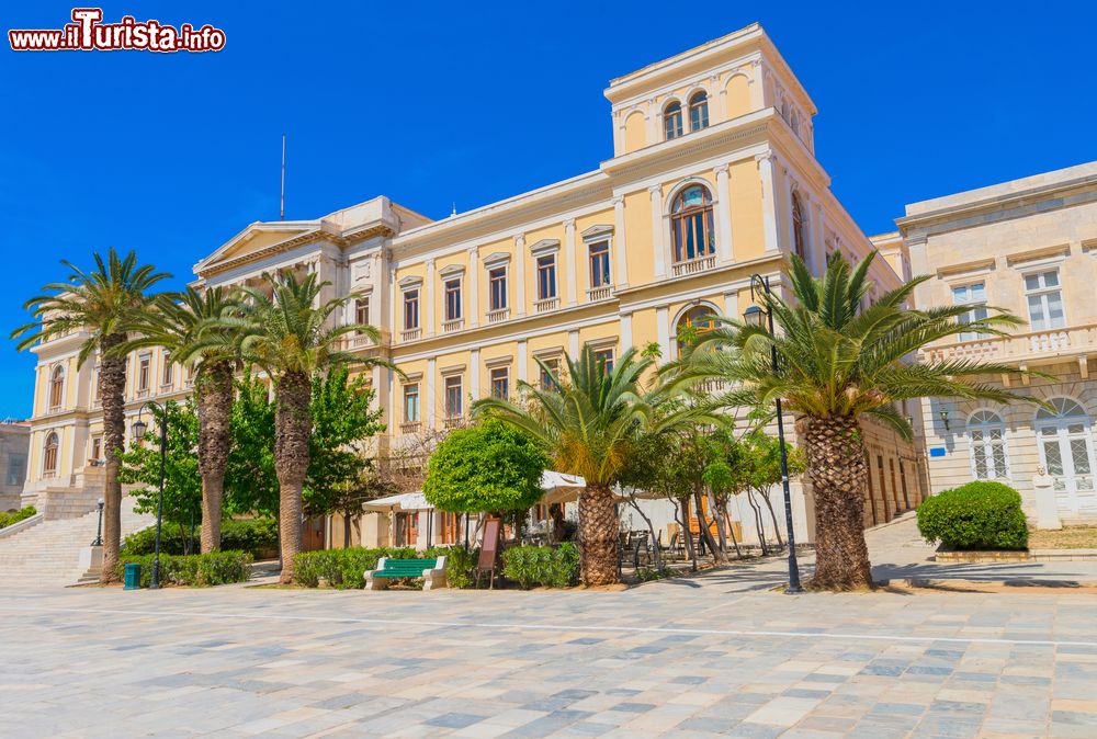 Immagine Architettura tradizionale di un antico edificio sull'isola di Syros, Cicladi, Grecia. Dopo la guerra di indipendenza del 1821, questo territorio è entrato a far parte della Grecia.