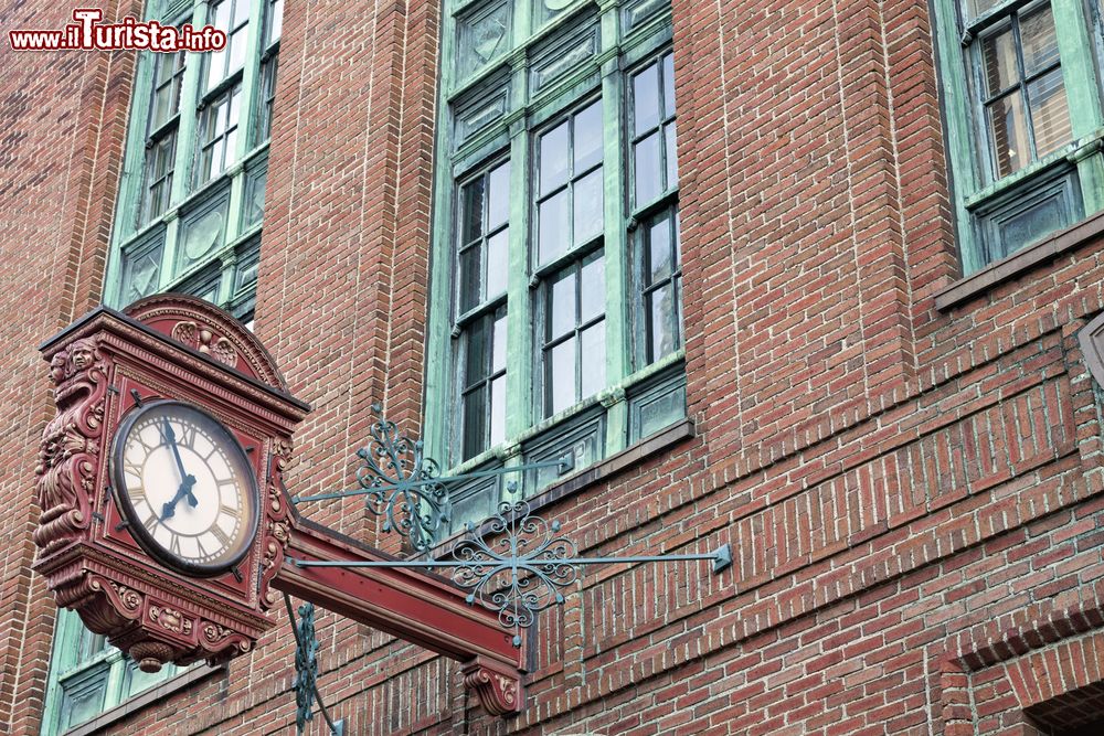 Immagine Architettura tradizionale nel centro cittadino di Trenton, New Jersey (USA): un vecchio orologio e un edificio costruito in mattoni.