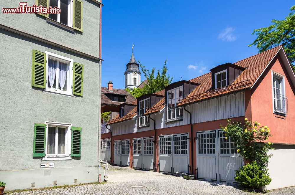 Immagine Architettura tradizionale nel centro di Lindau, Germania, con la chiesa di Santo Stefano sullo sfondo.