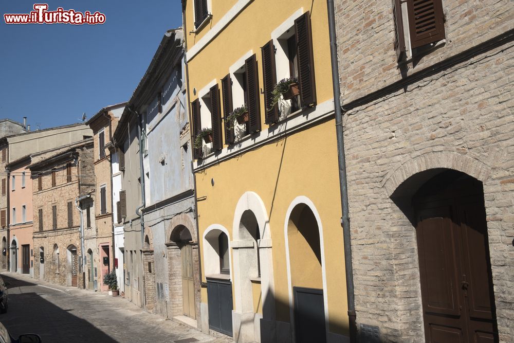 Immagine Architettura tradizionale nel centro storico di Recanati, Marche.