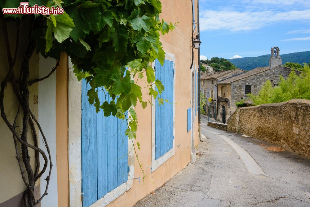 Immagine Architettura tradizionale nella città vecchia di Menerbes, Provenza, Francia. Questo villaggio possiede un'atmosfera ricca di fascino che ne fa uno dei più bei borghi francesi.