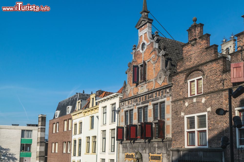 Immagine Architettura tradizionale sulla piazza del mercato a Nijmegen, Olanda.