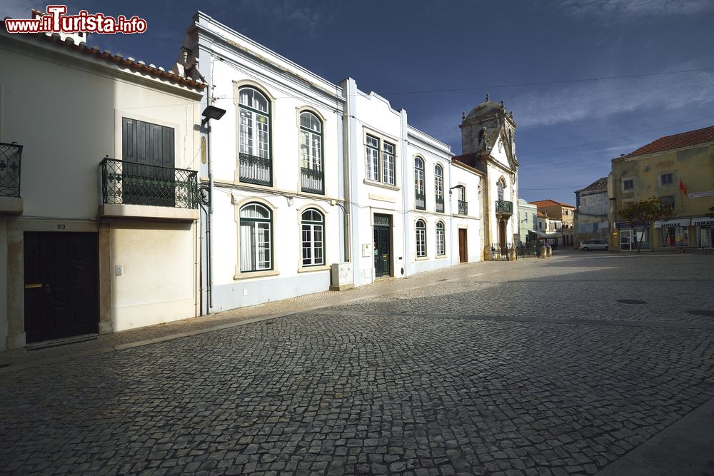 Immagine Architettura urbana a Peniche, Portogallo. Prima di recarsi in spiaggia, non perdete una visita al centro storico di questa cittadina che ospita edifici e monumenti di grande interesse.
