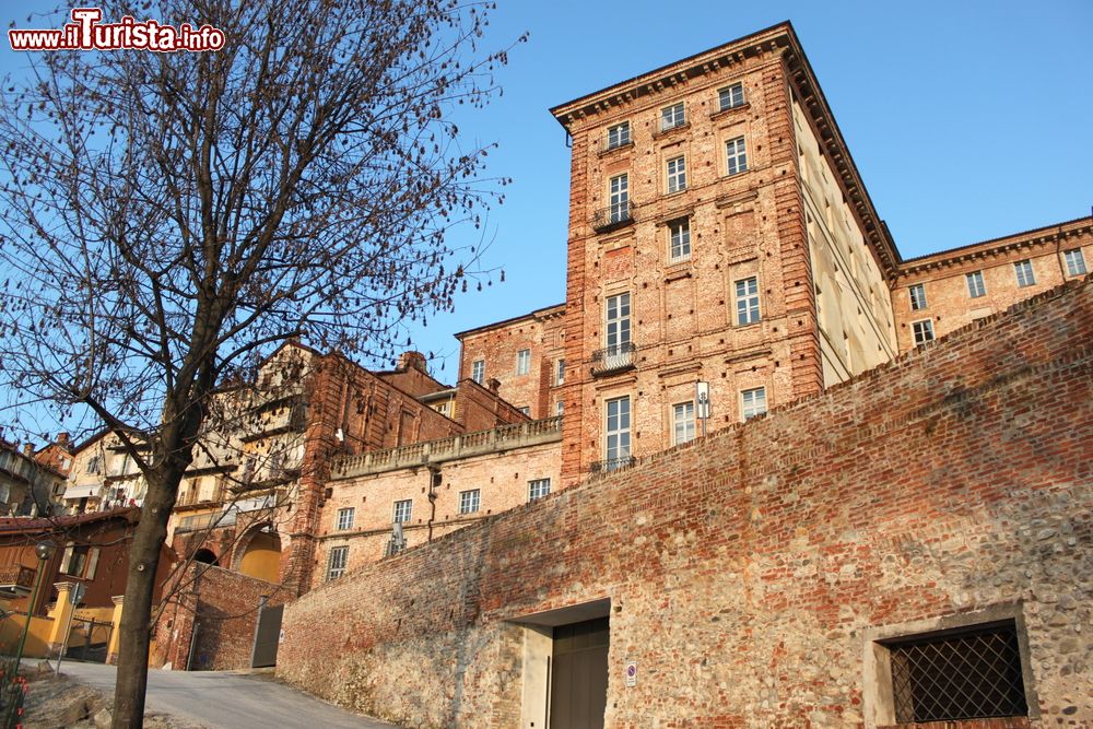 Immagine Architettura urbana nella cittadina di Mondovì, Piemonte, Italia. Alcuni edifici del centro storico costruiti con mattoni e con rifinitura in pietra.