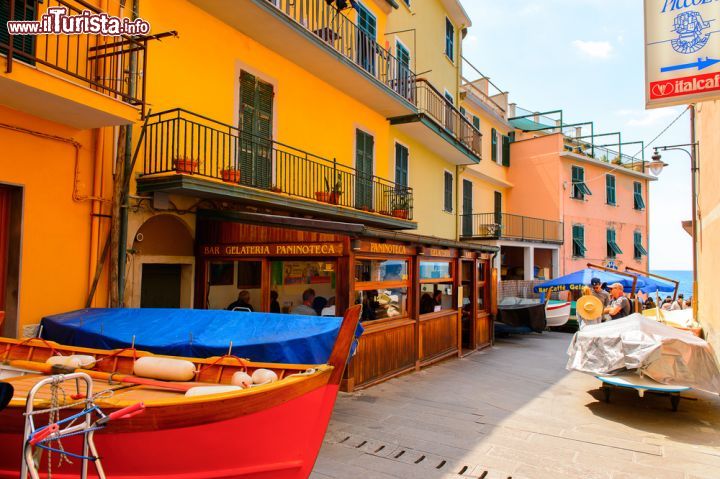 Immagine Architettura variopinta nel villaggio di Manarola, Cinque Terre, Liguria. Il borgo si struttura attorno al corso principale.