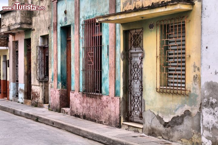 Immagine Architettura coloniale a Camaguey, Cuba - Edifici in stile coloniale si affacciano sulle strade del centro storico di Camaguey, una delle località che meglio ha conservato le caratteristiche ispano-arabe nell'architettura e nella struttura urbana © Tupungato / Shutterstock.com