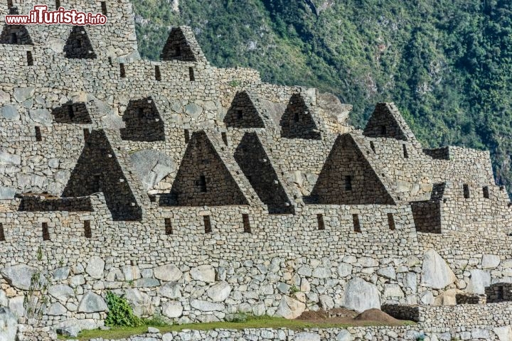Immagine Palazzo delle Pincipesse a Machu Picchu, Perù - Forgiato con grandi massi in granito, il Palazzo delle Principesse di Machu Picchu è uno degli edifici reali costruiti all'interno della zona urbana che si eleva imponente a 2430 metri sul livello del mare - © ostill / Shutterstock.com
