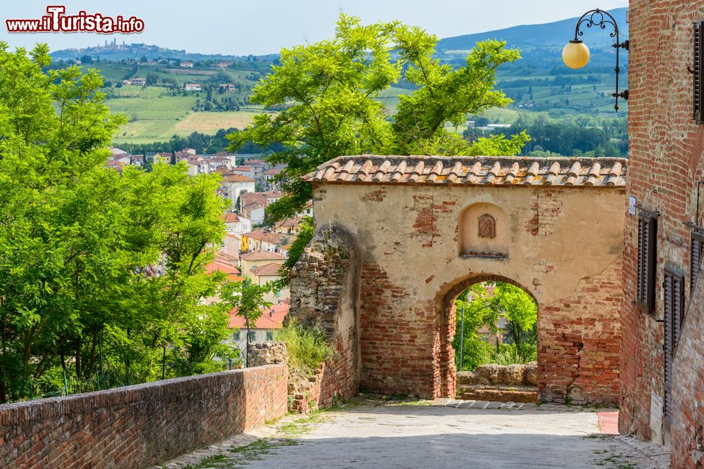 Immagine Arco alla fine di via Rivellino nella parte medievale di Certaldo Alto in Toscana