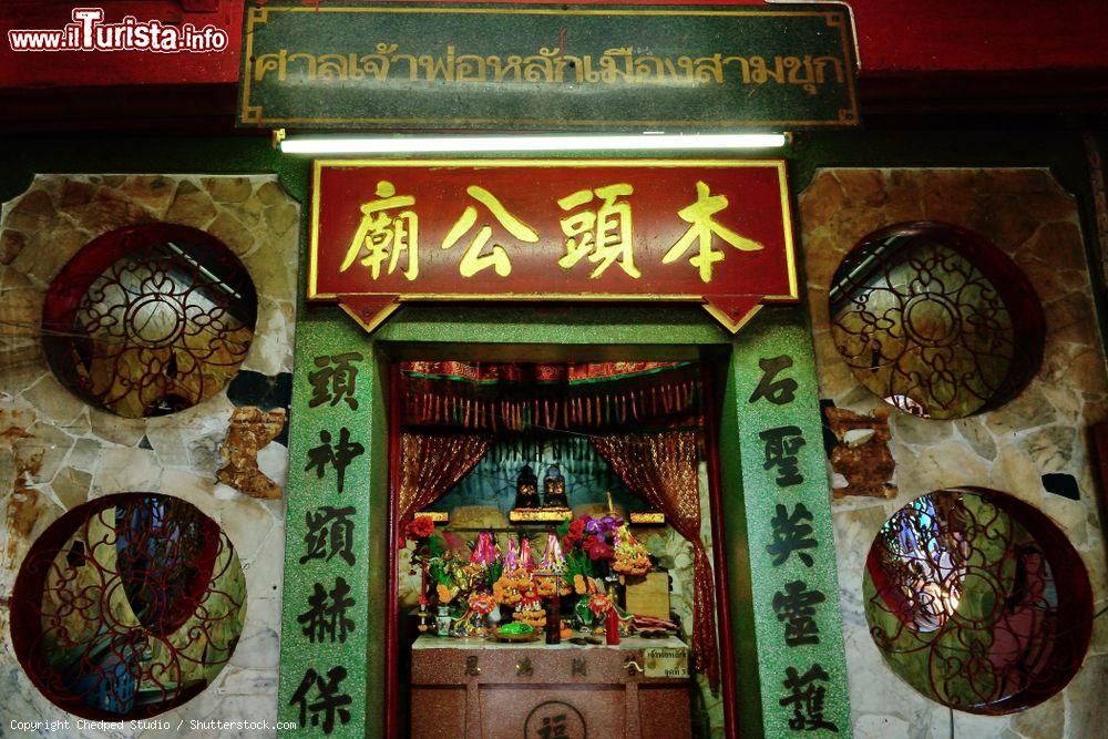 Immagine Arco cinese del Suphan Buri City Pillar Shrine, Thailandia. Questo luogo sacro si trova nella città vecchia a ovest del fiume Suphan Buri in Malai Man Road - © Chedped Studio / Shutterstock.com