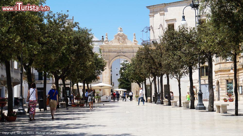 Immagine L'arco della Porta di Santo Stefano a Martina Franca, Puglia, visto da un viale. A tutto sesto, l'arco è sorretto da due paraste con capitelli compositi che reggono la trabeazione e un cornicione ben lavorato - © Sergio Monti Photography / Shutterstock.com