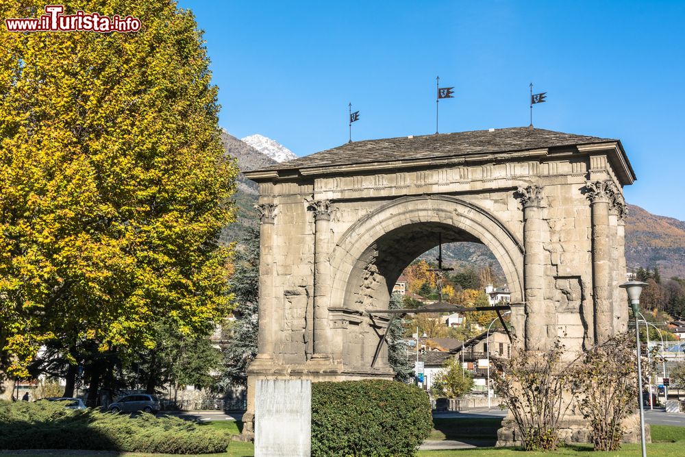 Immagine L'arco di Augusto nel centro di Aosta, Valle d'Aosta. Venne edificato nel 25 a.C. per la vittoria dei Romani sui Salassi: si trova poco distante dal quartiere della Collegiata di Sant'Orso e dalla Porta Praetoria. Se le semicolonne che decorano la facciata sono in stile corinzio, altri elementi architettonici si presentano invece in ordine dorico.