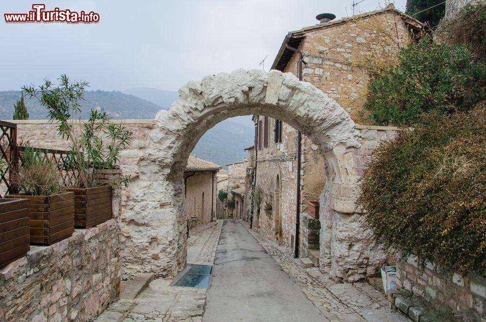 Immagine Arco di epoca romana nella città di Spello, Umbria. I resti della cinta muraria così come quelli archeologici che la circondano attestano la grandezza e l'importanza che questa località ebbe nell'antichità.