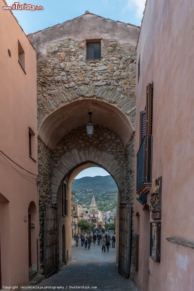 Immagine Arco di ingresso al borgo storico di Castelbuono in Sicilia - © lenisecalleja.photography / Shutterstock.com