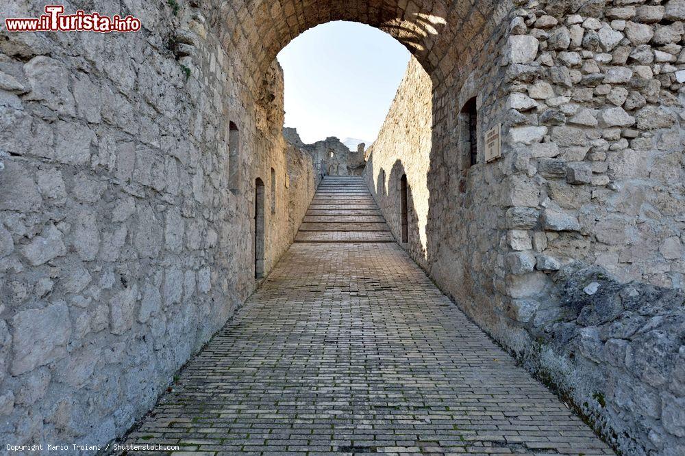 Immagine Arco di ingresso alla grande fortezza di Civitella del Tronto, Abruzzo settentrionale, provincia di Teramo - © Mario Troiani / Shutterstock.com