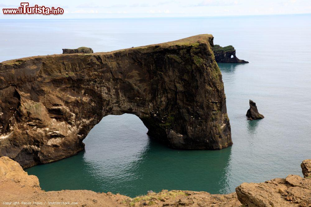 Immagine L'arco di lava nera sul mare nel promontorio di Dyrholaey, Vik i Myrdal, Islanda.  Siamo sulla costa sud del paese dove si estende questa penisola di origine vulcanica. Proprio di fronte si trova un gigantesco arco di lava - © Paolo Trovo / Shutterstock.com