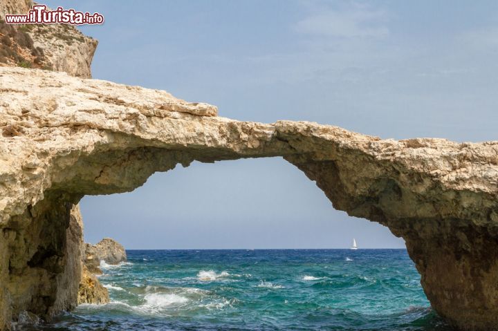 Immagine Arco di pietra a Comino, Malta - I paesaggi naturali di quest'isola delle Calipsee sono uno dei suoi punti forti. A rendere ancora più suggestivo lo scenario che Comino offre a turisti e visitatori sono le caratteristiche formazioni rocciose come quella ad arco fotografata in questa immagine © Wead / Shutterstock.com