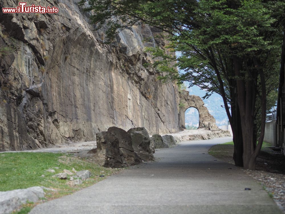 Immagine Arco di roccia e strada consolare romana  a Donna, Valle d'Aosta