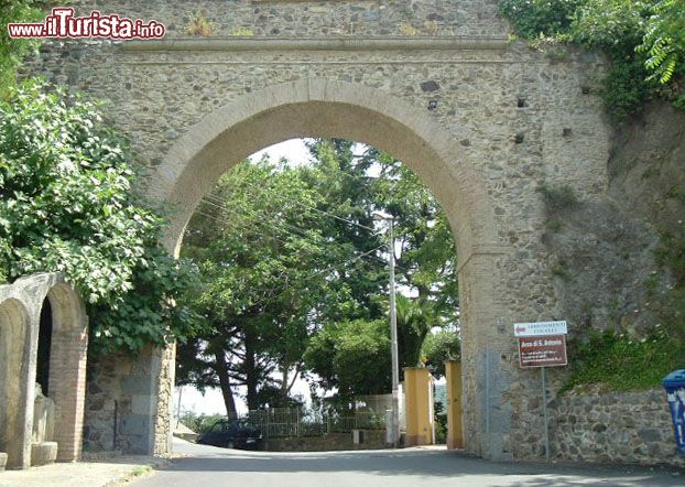 Immagine Arco di Sant Antonio a Maida (Calabria). Faceva parte dell'acquedotto che portava acqua al castello cittadino e alle case del centro storico di Maida - © Scartol / wikipedia