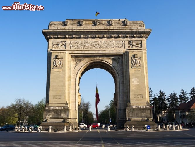 Immagine L'arco di trionfo di Bucarest, così come lo vediamo oggi, è del 1935. Prima ne vennero realizzate due versioni temporanee: una in legno, preparata in fretta nel 1878 quando la Romania ottenne l'indipendenza, e una alla fine della prima guerra mondiale © ollirg / Shutterstock.com