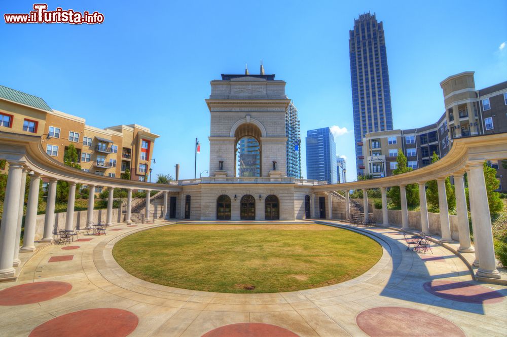 Immagine Arco di trionfo del Millennium Gate all'Atlantic Station di Atlanta, Stati Uniti d'America. Si tratta di un arco monumentale dall'aspetto classico, simile a quelli di trionfo eretti dagli antichi romani. Qui si trova un museo che ospita reperti dal periodo pre-colombiano all'epoca moderna.