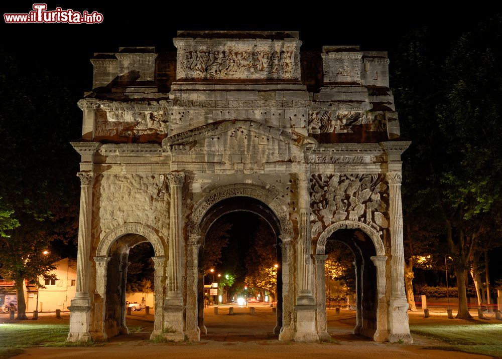 Immagine L'arco di trionfo di Orange, Francia, by night: eretto in tarda età repubblicana, venne poi dedicato all'imperatore Tiberio. Sorge sulla via Agrippa con funzione di porta monumentale.