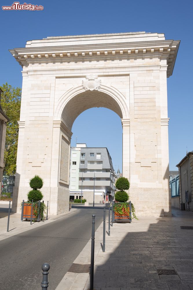 Immagine Arco di trionfo nel centro città di Nevers, Borgogna-Franca Contea (Francia).
