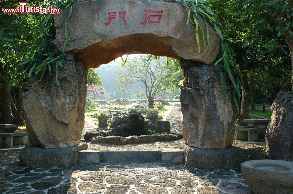 Immagine Arco d'ingresso in pietra in un parco cittadino a Haikou, Cina.