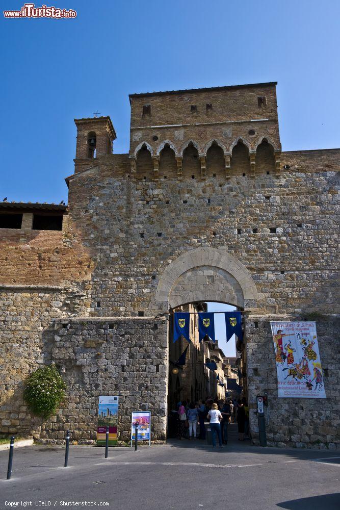 Immagine Arco d'ingresso nel centro storico di San Gimignano, provincia di Siena, Toscana - © LIeLO / Shutterstock.com