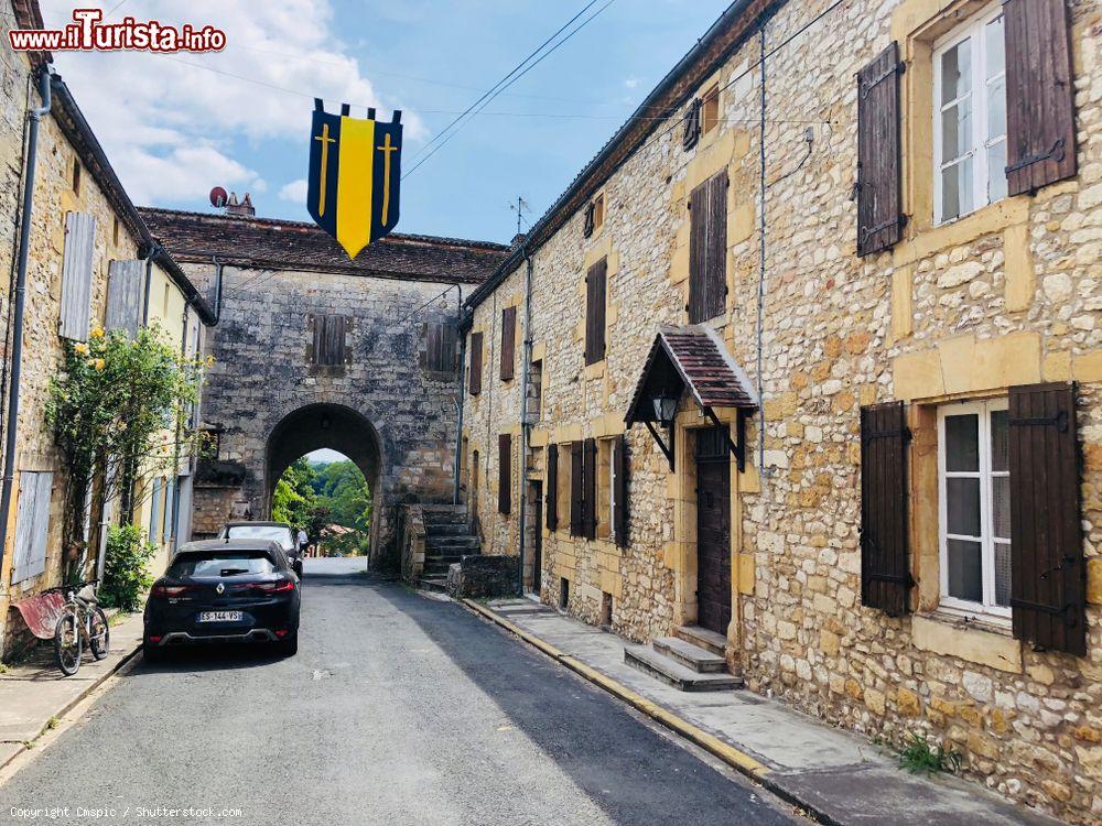 Immagine Arco d'ingresso nella città medievale di Monpazier, Francia - © Cmspic / Shutterstock.com