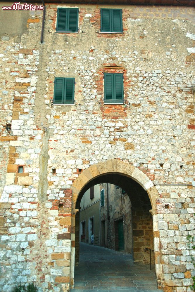 Immagine Arco d'ingresso nelle mura di Trequanda, provincia di Siena, Toscana. Questa località conserva ancora intatto il fascino medievale con rapide e strette viuzze e case con la facciata in pietra locale.
