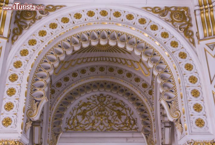 Immagine Il castello di Sammezzano ha 365 stanze, una per ogni giorno dell'anno. Nella foto il particolare di un arco dorato all'inerno dell'edificio - foto © Greta Gabaglio / Shutterstock.com