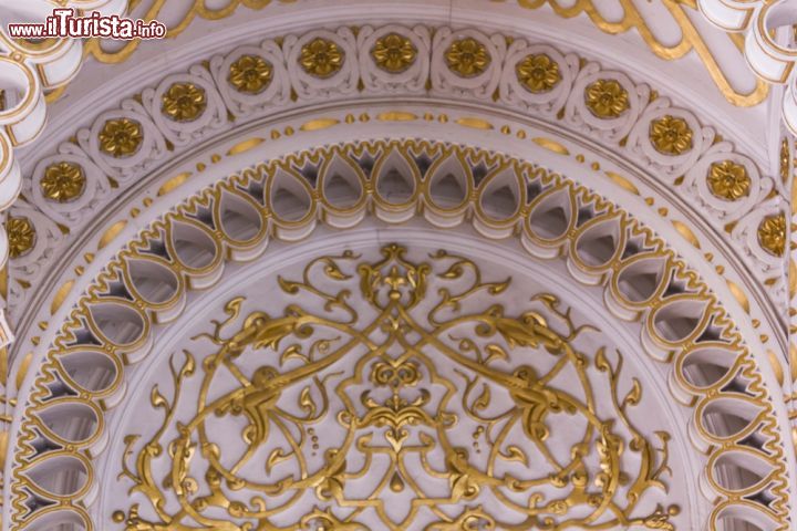 Immagine Un arco dorato nel castello di Sammezzano. Lo stile degli interni riprende direttamente i concetti dell'arte islamica - foto © Greta Gabaglio / Shutterstock.com