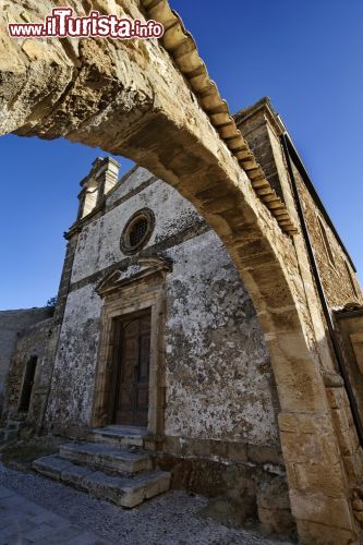 Immagine Arco e antica chiesa nel centro di Marzamemi, Sicilia - Passeggiando per il borgo pedonale di Marzamemi si possono ammirare splendidi elementi architettonici di epoche passate © Angelo Giampiccolo / Shutterstock.com