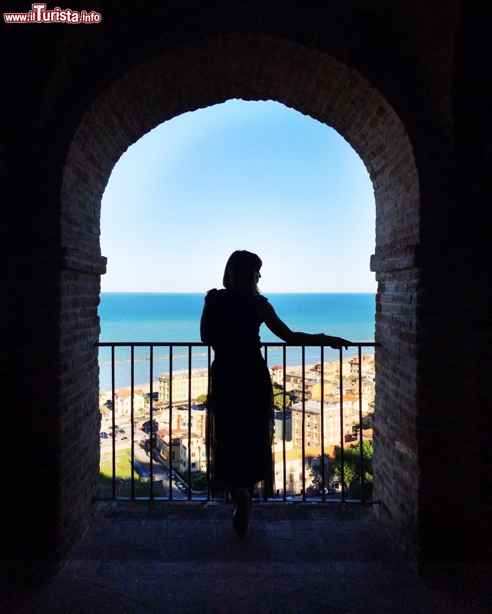 Immagine Arco e panorama di Grottammare nelle Marche. Situato in provincia di Ascoli Piceno, questo paese si trova a nord della foce del fiume Tesino.