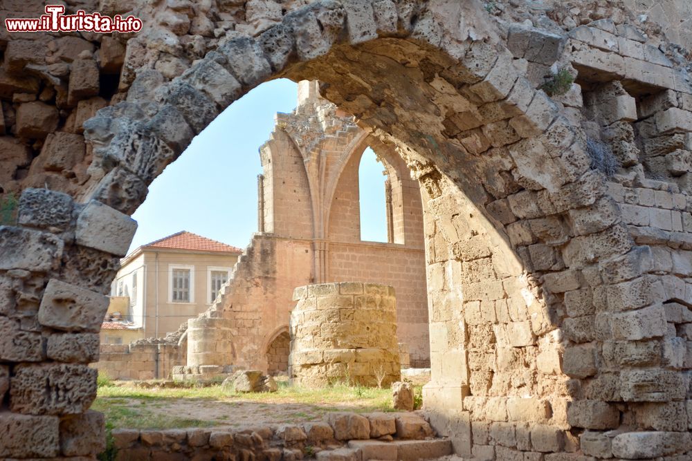Immagine Arco e rovine della chiesa di San Giorgio dei Greci a Famagosta, Cipro Nord. E' una basilica a tre navate con abside semicircolare risalente al XIV° secolo; l'edificio sacro presenta notevoli commistioni di elementi bizantini e gotici.