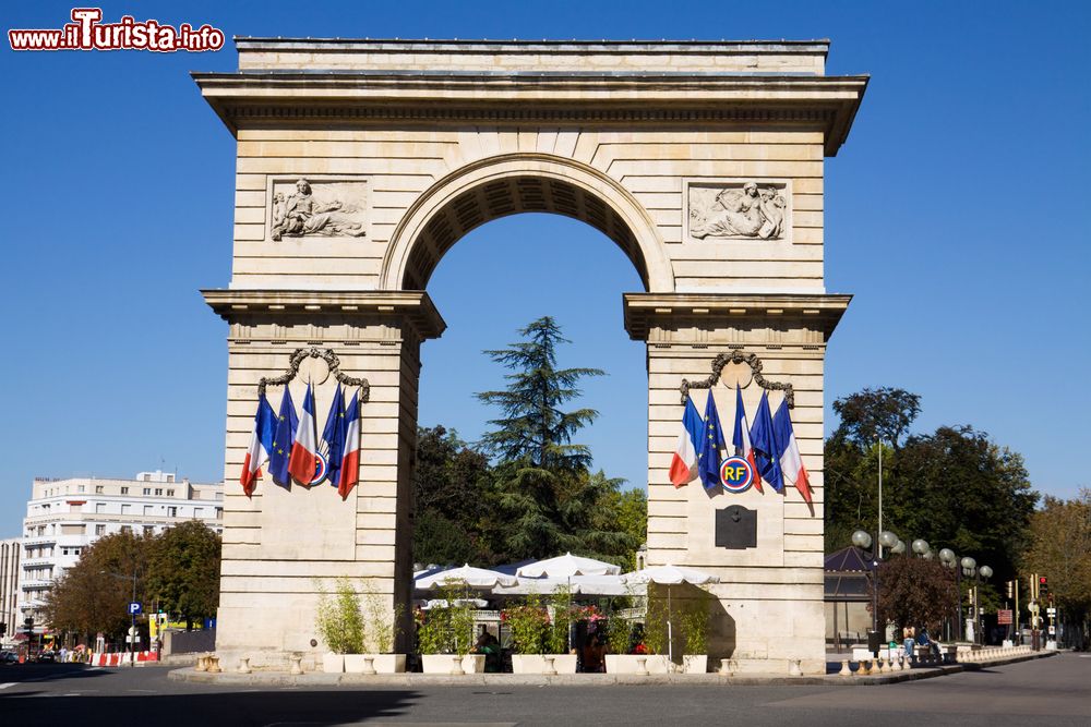 Immagine L'arco Guillaume in piazza Darcy a Digione, Francia. Questa porta del XVIII° secolo venne eretta in onore del principe di Condé; si apriva in corrispondenza delle mura della città.