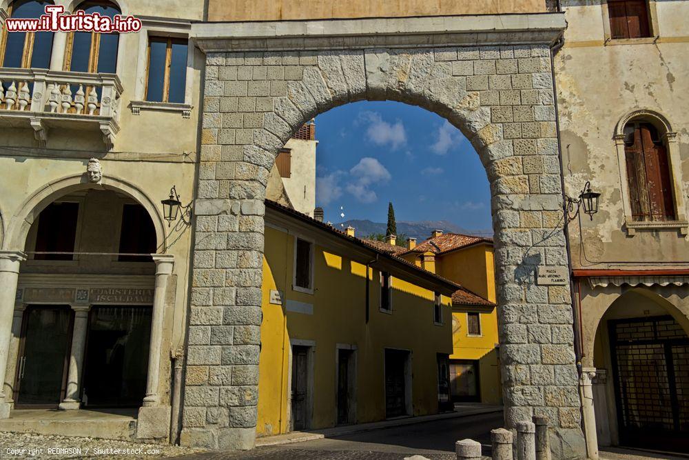 Immagine Arco in Piazza Marcantonio Flaminio a Serravalle, Vittorio Veneto (Veneto) - © REDMASON / Shutterstock.com