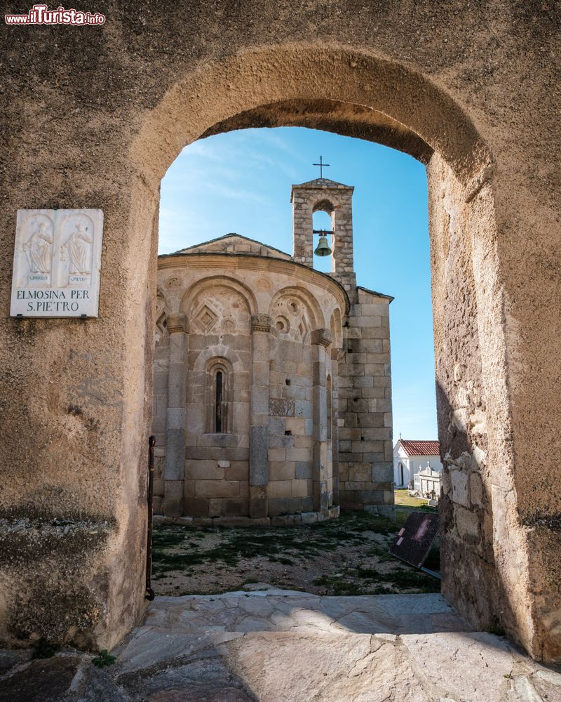 Immagine Arco in pietra all'ingresso della chiesetta dei Santi Pietro e Paolo a Lumio, regione della Balagna, Corsica.