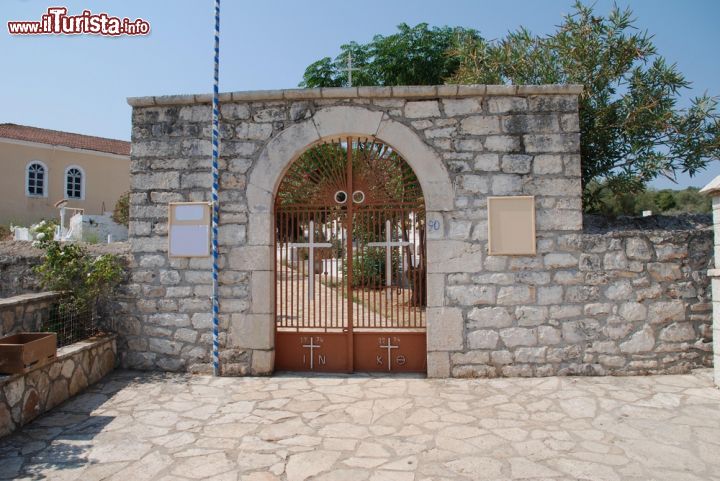 Immagine Arco in pietra all'ingresso di una chiesa di Katomeri a Meganissi, Grecia - Per accedere ad una delle chiese di Katomeri si deve varcare  l'arco in pietra che abbellisce il cancello in ferro © David Fowler / Shutterstock.com
