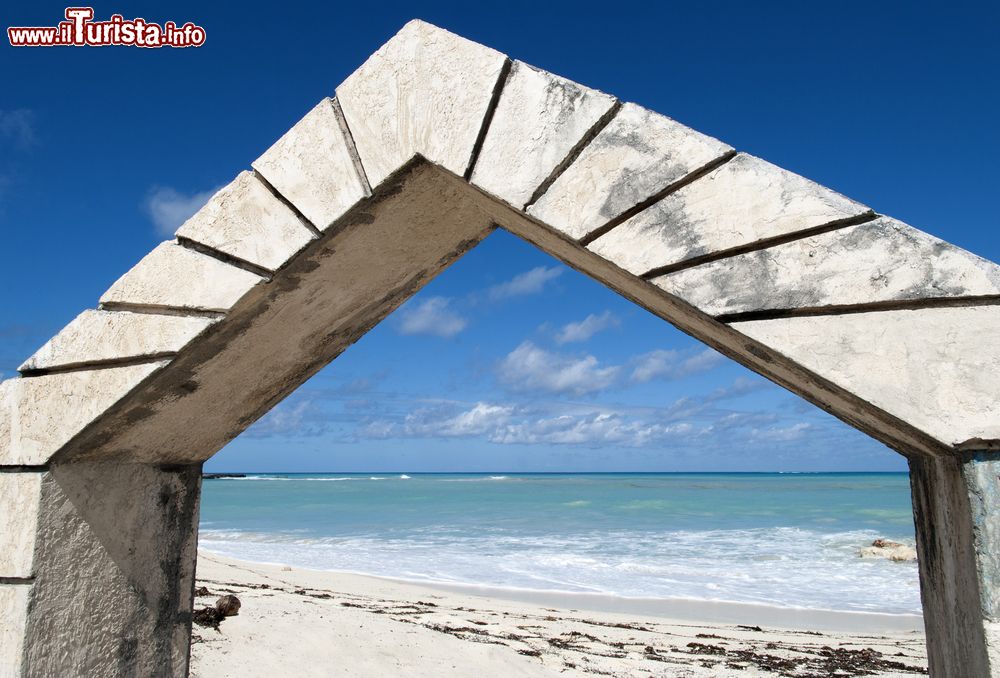 Immagine L'arco in pietra costruito all'ingresso della spiaggia di Sandyport sull'isola di News Providence, arcipelago delle Bahamas.