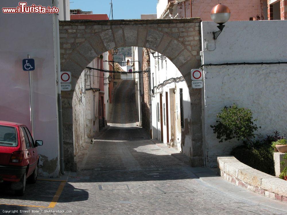 Immagine Arco in pietra nel centro di Sagunto, la cittadina adagiata ai piedi delle Penas de Pajarito e lambita dal fiume Palancia (Spagna) - © Ernest Rose / Shutterstock.com