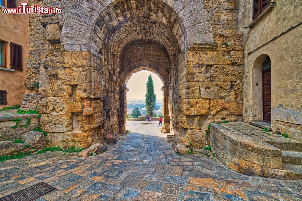 Immagine Arco in pietra nel centro storico del borgo di Volterra in Toscana