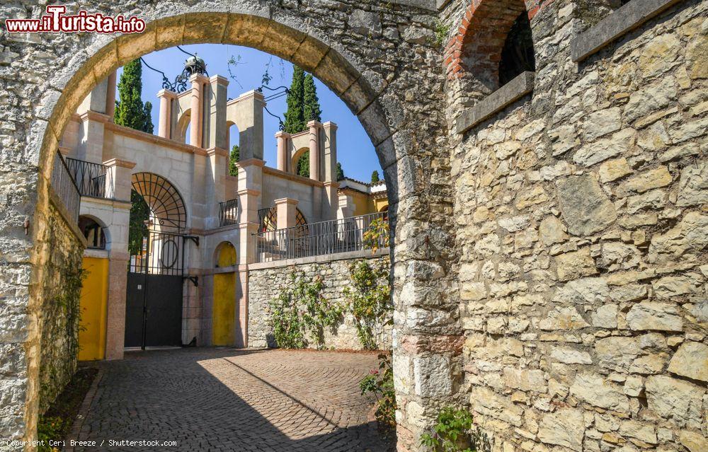 Immagine Arco in pietra nel giardino del Vittoriale a Gardone Riviera in Lombardia, Lago di Garda - © Ceri Breeze / Shutterstock.com