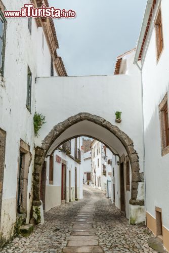 Immagine Arco in stile gotico nel centro storico di Marvao, Portogallo - © ahau1969 / Shutterstock.com