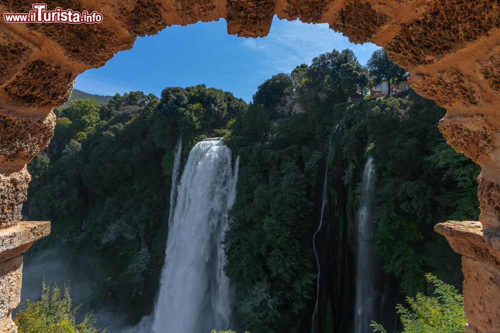 Immagine Arco in travertino con panorama sulla Cascata delle Marmore a Terni in Umbria